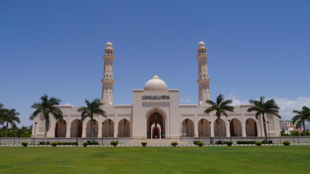 Sultan Qaboos´ Mosque is the largest mosque in Dhofar. It was built in 2009 in Salalah´s city center on 23rd July Street.