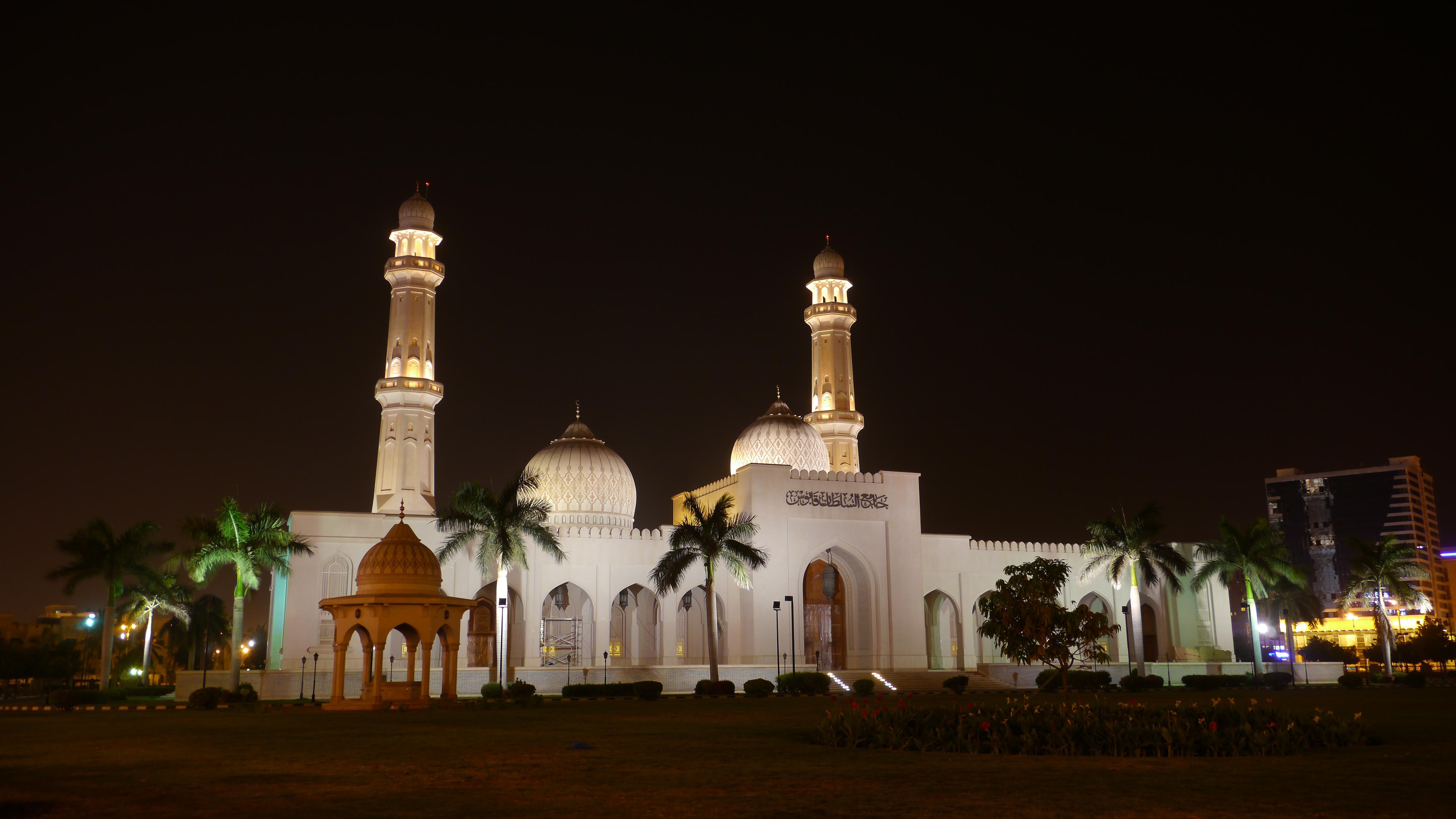 Central Mosque in Salalah City, Sultan Qaboos Mosque in Salalah. Salalah night tour