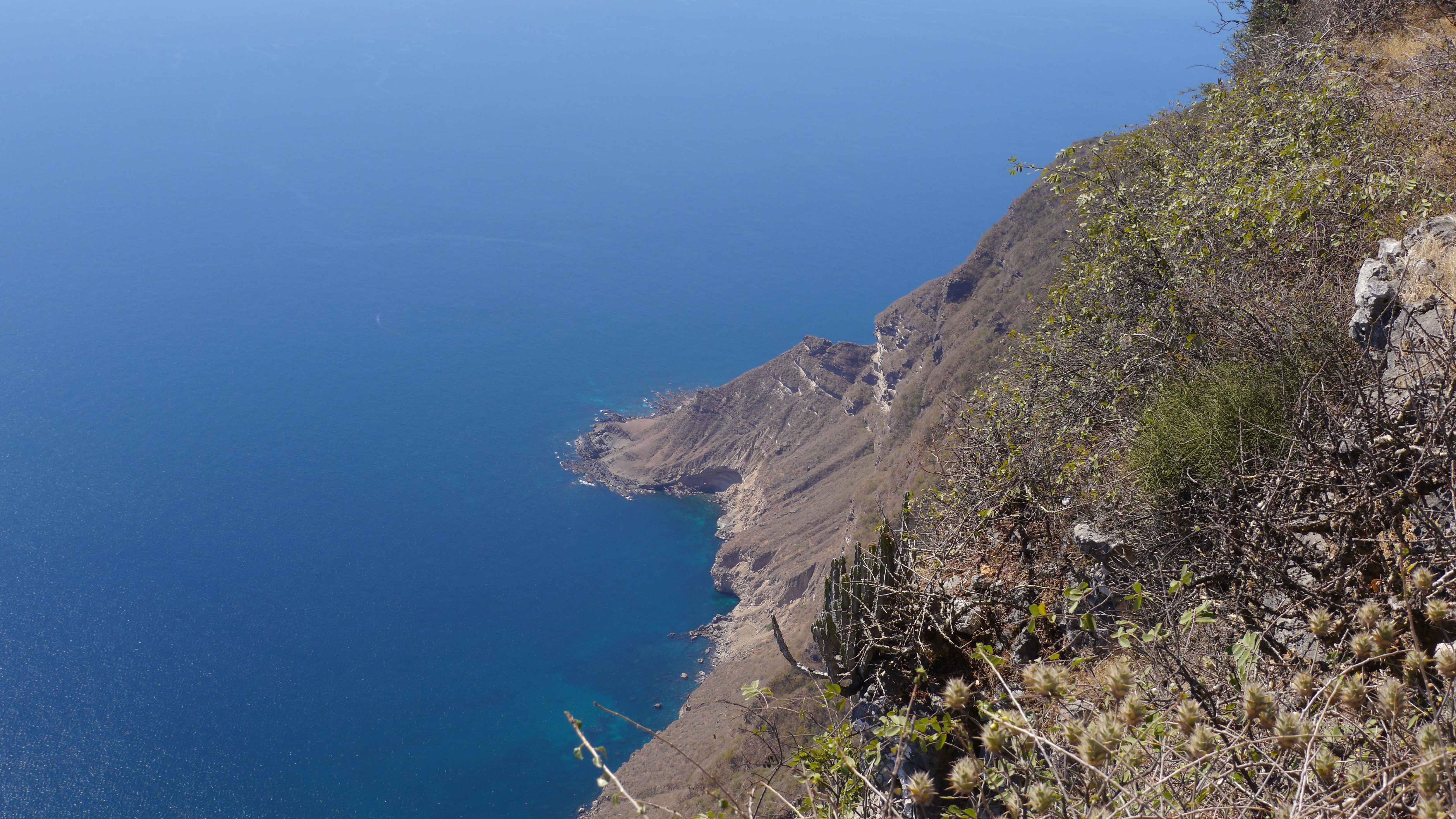 Shaat cliff offers a breathtaking view on the sea from the height of 800m. It is a true must-see on the Western Dhofar coast. 90km from Salalah. Trip from Salalah to Dhalkut.